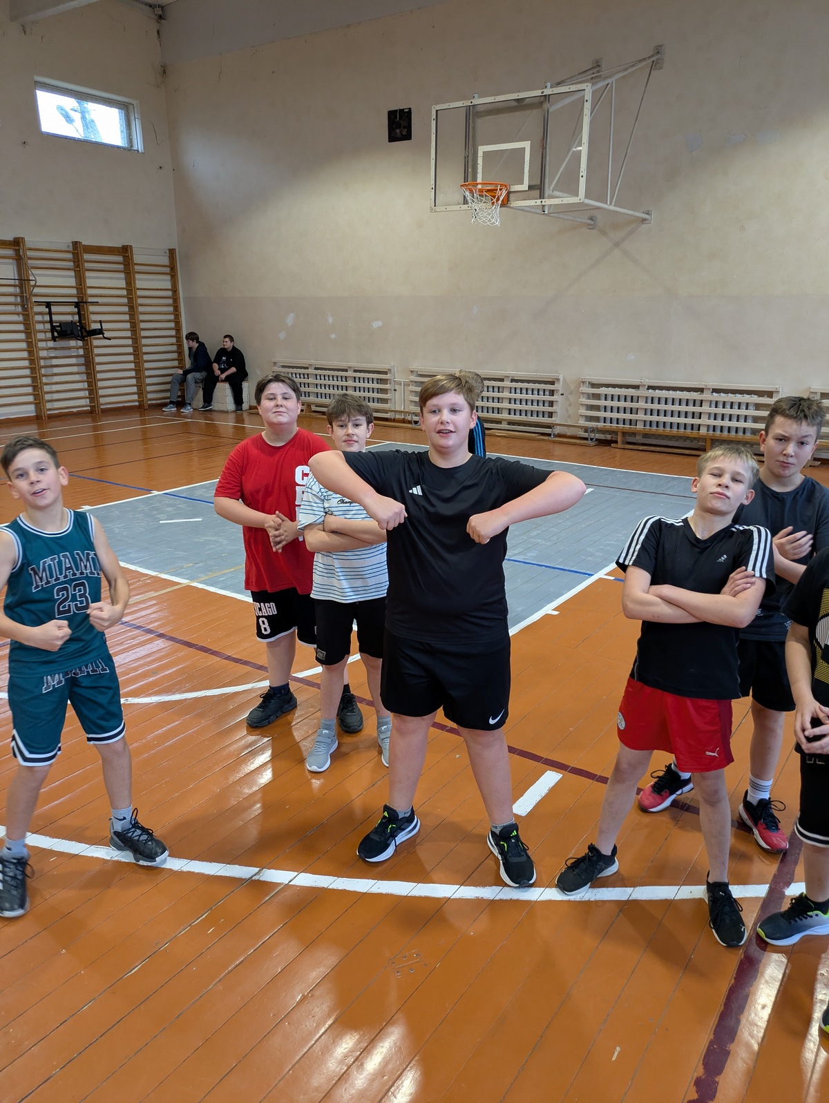 PXL 20251015 062323039-s